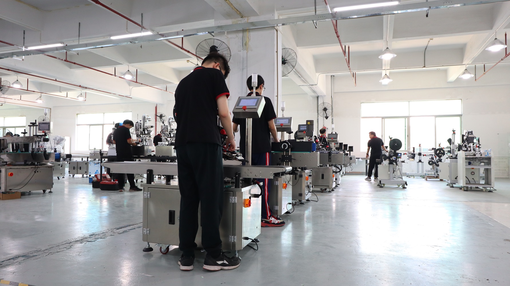 全自動轉(zhuǎn)角貼標(biāo)機,轉(zhuǎn)角貼標(biāo)設(shè)備,轉(zhuǎn)角貼標(biāo)機